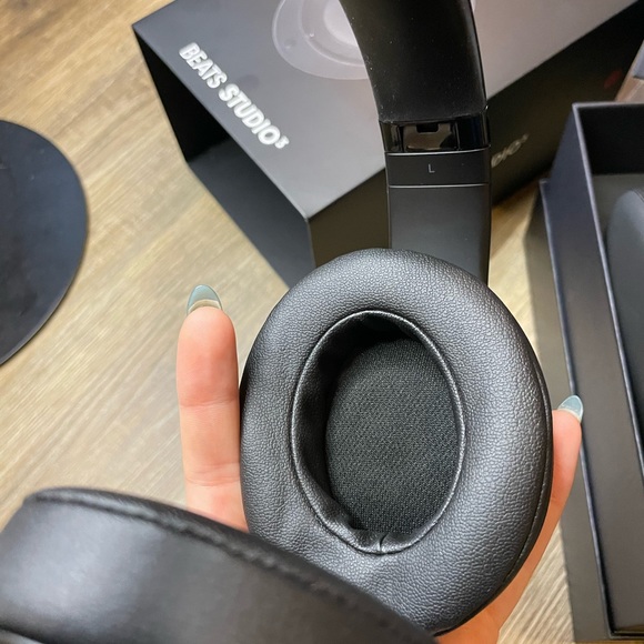 Beats Studio3 Wireless Headphones - Picture 6 of 9